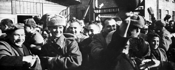 被苏联军队解放前的奥斯威辛集中营囚犯 - 俄罗斯卫星通讯社