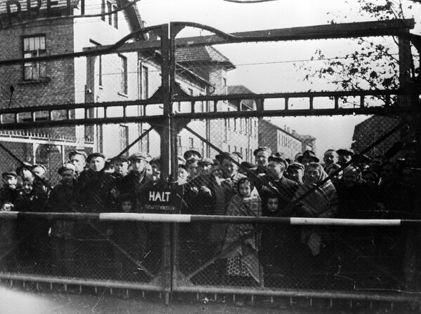 蘇聯軍隊解放集中營前的奧斯維辛集中營囚犯。 - 俄羅斯衛星通訊社