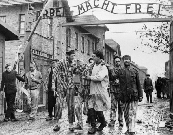 波蘭奧斯維辛，蘇聯戰士解放納粹德國“奧斯維辛-比克瑙”集中營的囚犯。 - 俄羅斯衛星通訊社