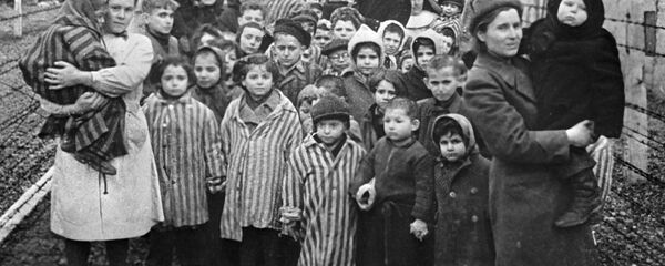 Советские врачи и представители Красного креста среди узников Освенцима в первые часы после освобождения лагеря - 俄罗斯卫星通讯社