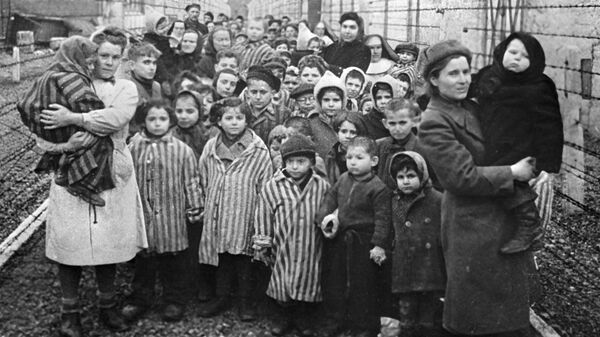 Советские врачи и представители Красного креста среди узников Освенцима в первые часы после освобождения лагеря - 俄罗斯卫星通讯社