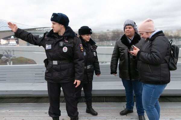 佩戴肩章的导游:莫斯科旅游警察帮您解决燃眉之急 (图片,视频) 佩戴肩章的导游:莫斯科旅游警察帮您解决燃眉之急 (图片,视频) - 俄罗斯卫星通讯社