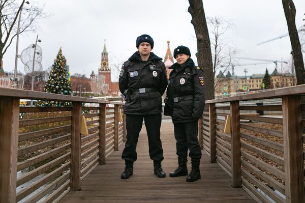 佩戴肩章的导游:莫斯科旅游警察帮您解决燃眉之急 (图片,视频) 佩戴肩章的导游:莫斯科旅游警察帮您解决燃眉之急 (图片,视频) - 俄罗斯卫星通讯社
