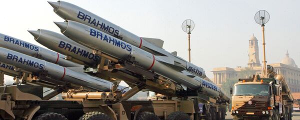 Российско-индийские сверхзвуковые противокорабельные ракеты BRAHMOS на параде в Нью-Дели, Индия Российско-индийские сверхзвуковые противокорабельные ракеты BRAHMOS на параде в Нью-Дели, Индия - 俄罗斯卫星通讯社