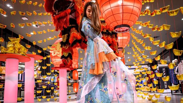 Девушка в традиционном наряде в магазине, украшенном в честь празднования Китайского лунного нового года в Бангкоке, Таиланд - 俄羅斯衛星通訊社