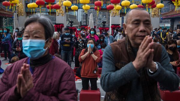 Люди молятся у храма Wong Tai Sin в Гонконге, Китай - 俄罗斯卫星通讯社