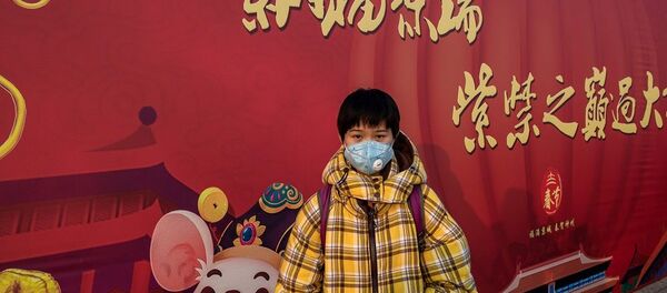 Мальчик в защитной маске на одной из улиц Пекина - 俄罗斯卫星通讯社