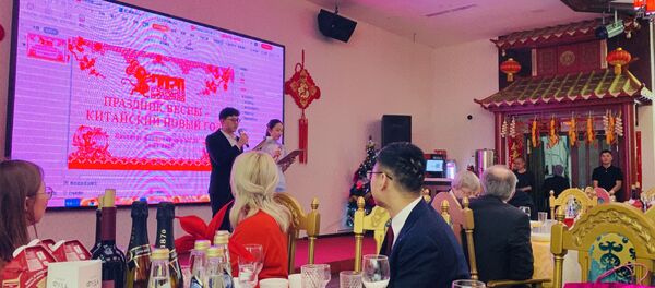 张莹在主持孔子学院新春联谊会 - 俄罗斯卫星通讯社