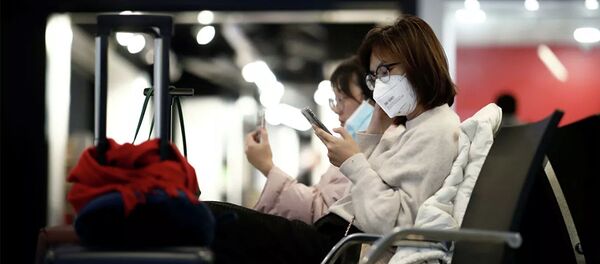 Туристы в защитных масках в аэропорту Туристы в защитных масках в аэропорту - 俄罗斯卫星通讯社