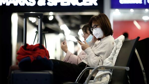 Туристы в защитных масках в аэропорту - 俄罗斯卫星通讯社