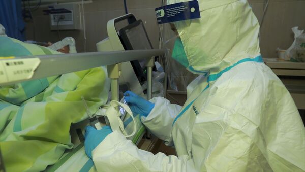 Врач у пациента с пневмонией, вызванной новым коронавирусом, в больнице университета Ухань, Китай - 俄羅斯衛星通訊社