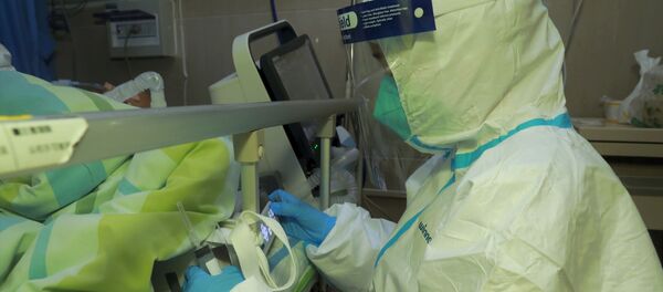 Врач у пациента с пневмонией, вызванной новым коронавирусом, в больнице университета Ухань, Китай - 俄罗斯卫星通讯社
