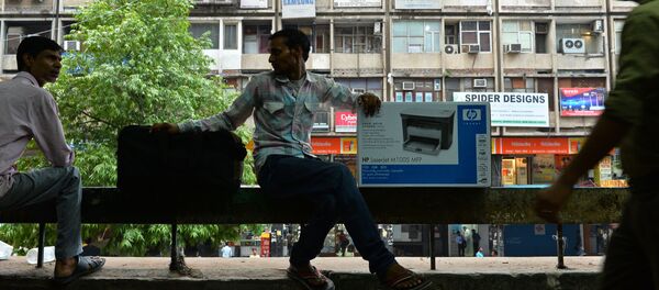 Мужчина с купленным принтером. Индия Мужчина с купленным принтером. Индия - 俄羅斯衛星通訊社