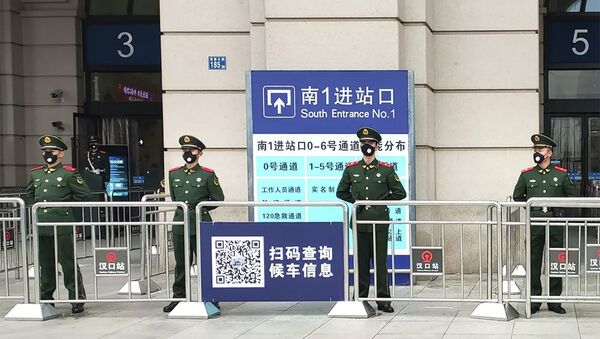 Военные полицейские у входа на закрытый железнодорожный вокзал города Ухань в провинции Хубэй - 俄羅斯衛星通訊社
