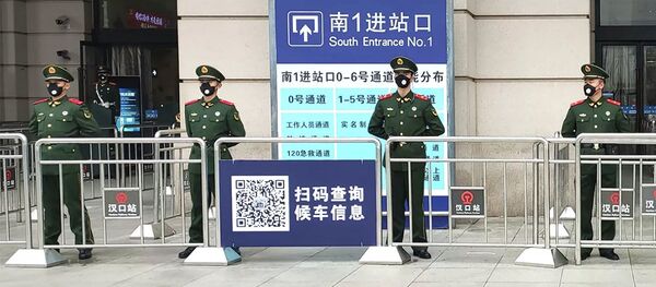 Военные полицейские у входа на закрытый железнодорожный вокзал города Ухань в провинции Хубэй - 俄罗斯卫星通讯社