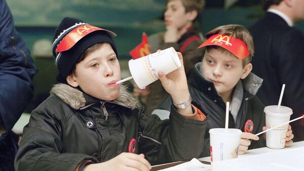 Первые посетители советско-канадского ресторана Макдоналдс на Пушкинской площади в Москве в день его открытия, 31 января 1990 года - 俄罗斯卫星通讯社