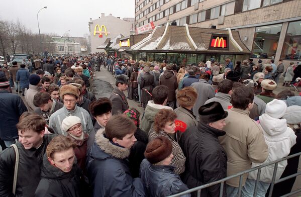Очередь в ресторан Макдоналдс на Пушкинской площади в Москве - 俄羅斯衛星通訊社