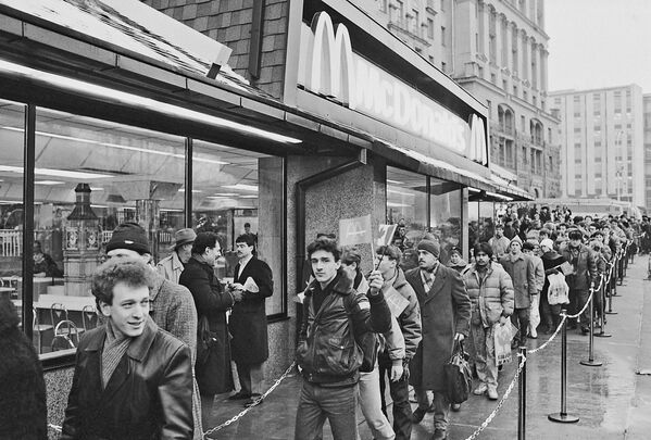 31 января 1990 года на Пушкинской площади открылся первый в Москве советско-канадский ресторан Макдональдс, у входа в который образовалась огромная очередь желающих попасть в ресторан - 俄羅斯衛星通訊社