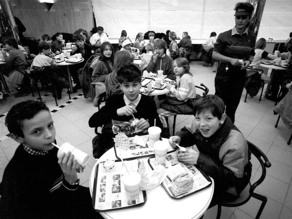 Воспитанники московских детских домов в ресторане Макдоналдс на Пушкинской площади в Москве - 俄羅斯衛星通訊社