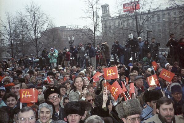 Во время торжественного открытия ресторана Макдональдс на Пушкинской площади в Москве в день его открытия, 31 января 1990 года - 俄罗斯卫星通讯社