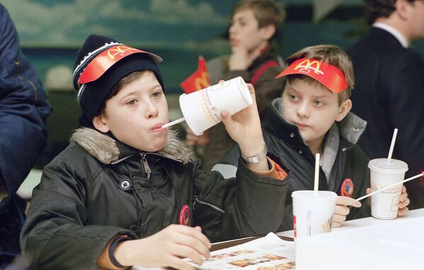 Первые посетители советско-канадского ресторана Макдоналдс на Пушкинской площади в Москве в день его открытия, 31 января 1990 года - 俄罗斯卫星通讯社