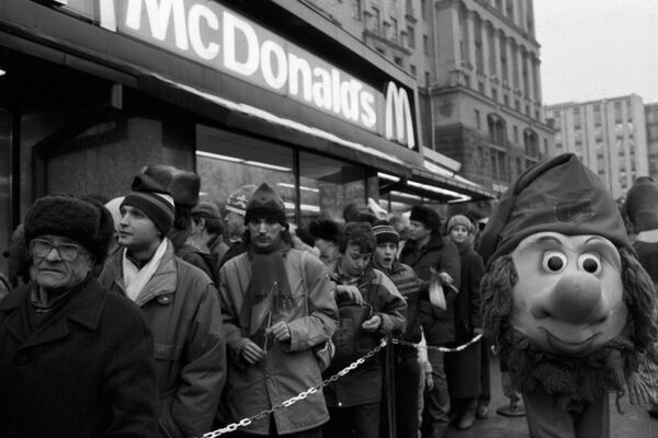 Очередь у входа в ресторан Макдоналдс на Пушкинской площади в Москве в день его открытия, 31 января 1990 года - 俄罗斯卫星通讯社