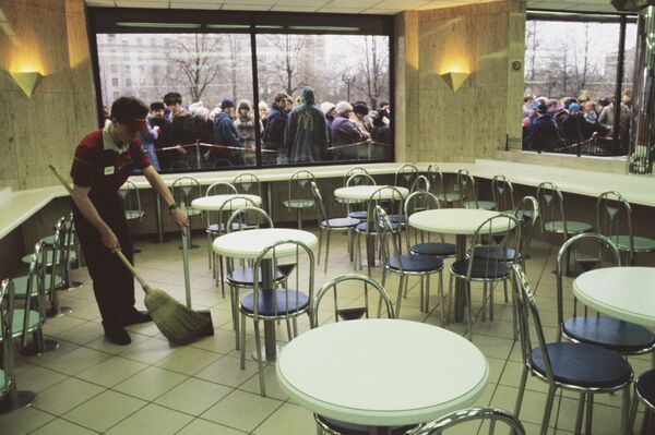 Очередь у входа в ресторан Макдоналдс на Пушкинской площади в Москве в день его открытия, 31 января 1990 года - 俄羅斯衛星通訊社