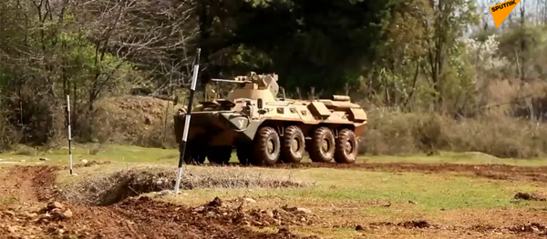 和阿布哈兹俄军基地的新兵一起体验BTR-82AM步兵战车的驾驶训练课 - 俄罗斯卫星通讯社