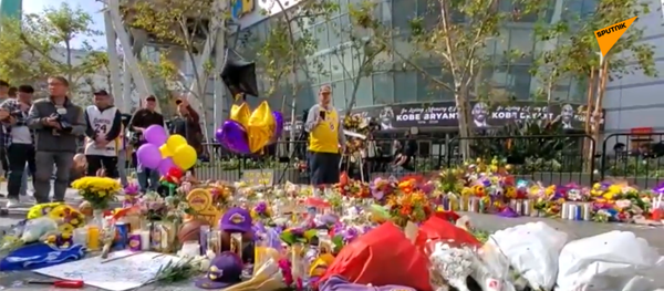 球迷自發紀念科比•布萊恩特 球迷自發紀念科比•布萊恩特 - 俄羅斯衛星通訊社