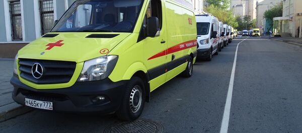 Реанимационный автомобиль  ( на переднем плане) -    это больница на колёсах - 俄罗斯卫星通讯社