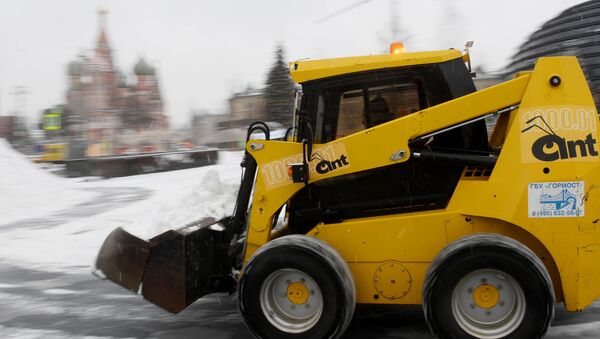 Снегоуборочная техника коммунальных служб во время уборки снега на территории природно-ландшафтного парка Зарядье в Москве - 俄罗斯卫星通讯社