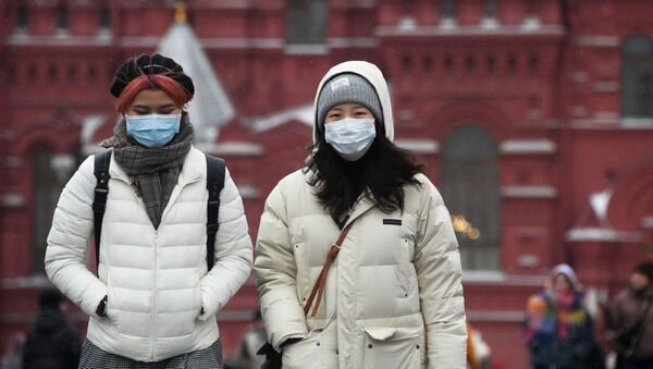 Иностранные туристы в защитных масках на Красной площади в Москве - 俄羅斯衛星通訊社