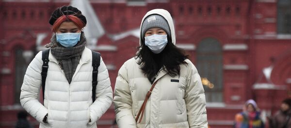 Иностранные туристы в защитных масках на Красной площади в Москве - 俄罗斯卫星通讯社
