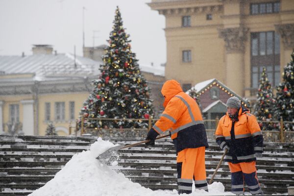 Сотрудники коммунальной службы чистят тротуары от снега в Москве - 俄羅斯衛星通訊社