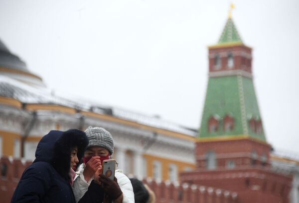 Иностранные туристы в защитных масках на Красной площади в Москве - 俄罗斯卫星通讯社