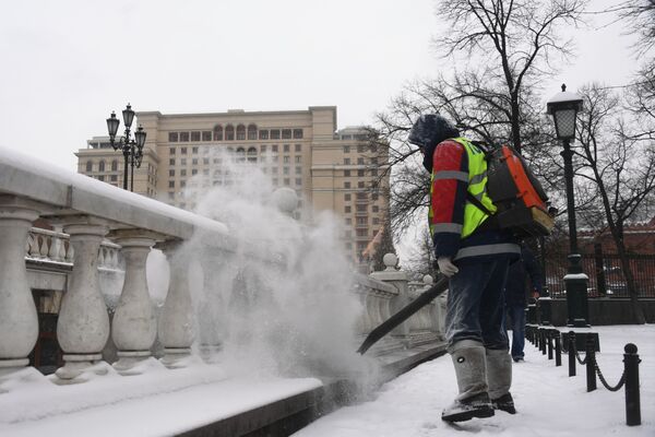 Сотрудник коммунальной службы чистит парапет у Александровского сада в Москве от снега - 俄羅斯衛星通訊社
