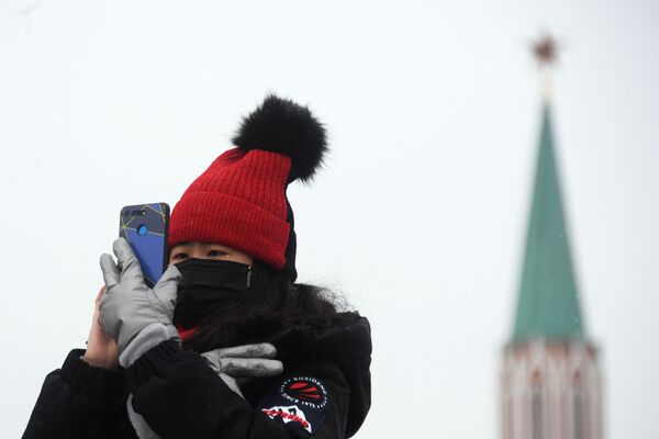 Иностранная туристка в защитной маске на Красной площади в Москве - 俄羅斯衛星通訊社