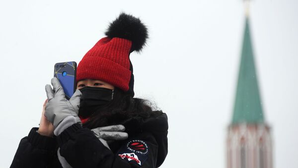 Иностранная туристка в защитной маске на Красной площади в Москве - 俄罗斯卫星通讯社