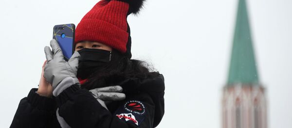 Иностранная туристка в защитной маске на Красной площади в Москве - 俄羅斯衛星通訊社