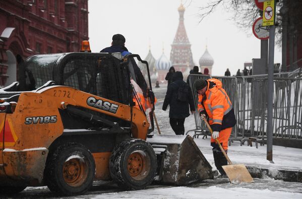 Сотрудники коммунальной службы чистят тротуар от снега в Москве - 俄羅斯衛星通訊社