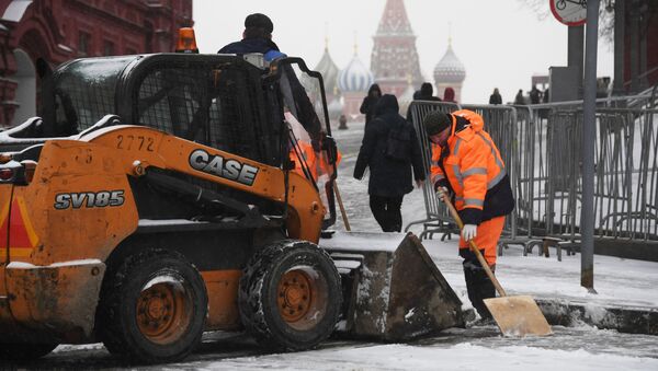 Сотрудники коммунальной службы чистят тротуар от снега в Москве - 俄罗斯卫星通讯社