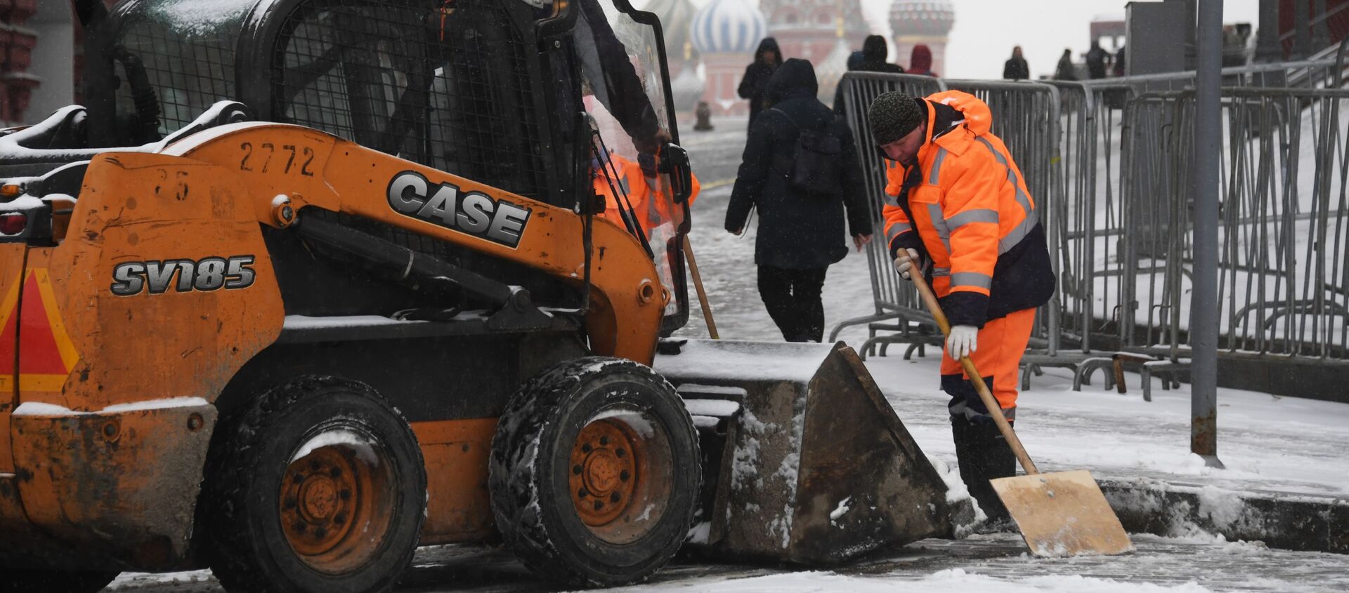 Сотрудники коммунальной службы чистят тротуар от снега в Москве - 俄罗斯卫星通讯社, 1920, 02.12.2021