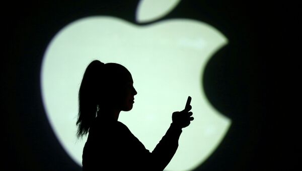 Девушка на фоне логотипа Apple - 俄羅斯衛星通訊社