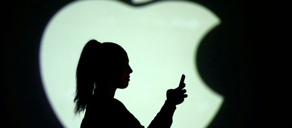 Девушка на фоне логотипа Apple Девушка на фоне логотипа Apple - 俄罗斯卫星通讯社
