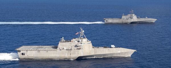 Литоральные боевые корабли ВМС США USS Montgomery (LCS 8) USS и Gabrielle Giffords (LCS 10) в Южно-Китайком море 28 января 2020 года. - 俄罗斯卫星通讯社