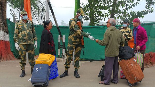 Пограничники в масках проверяют документы у людей, пересекающих границу Индии - 俄罗斯卫星通讯社
