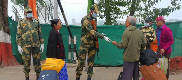 Пограничники в масках проверяют документы у людей, пересекающих границу Индии - 俄羅斯衛星通訊社