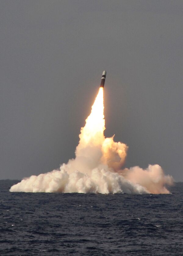 Запуск ракеты Trident II D-5 с подлодки USS West Virginia - 俄罗斯卫星通讯社
