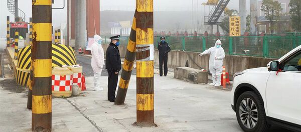 Медицинские работники в защитных костюмах на КПП в Китае Медицинские работники в защитных костюмах на КПП в Китае - 俄羅斯衛星通訊社