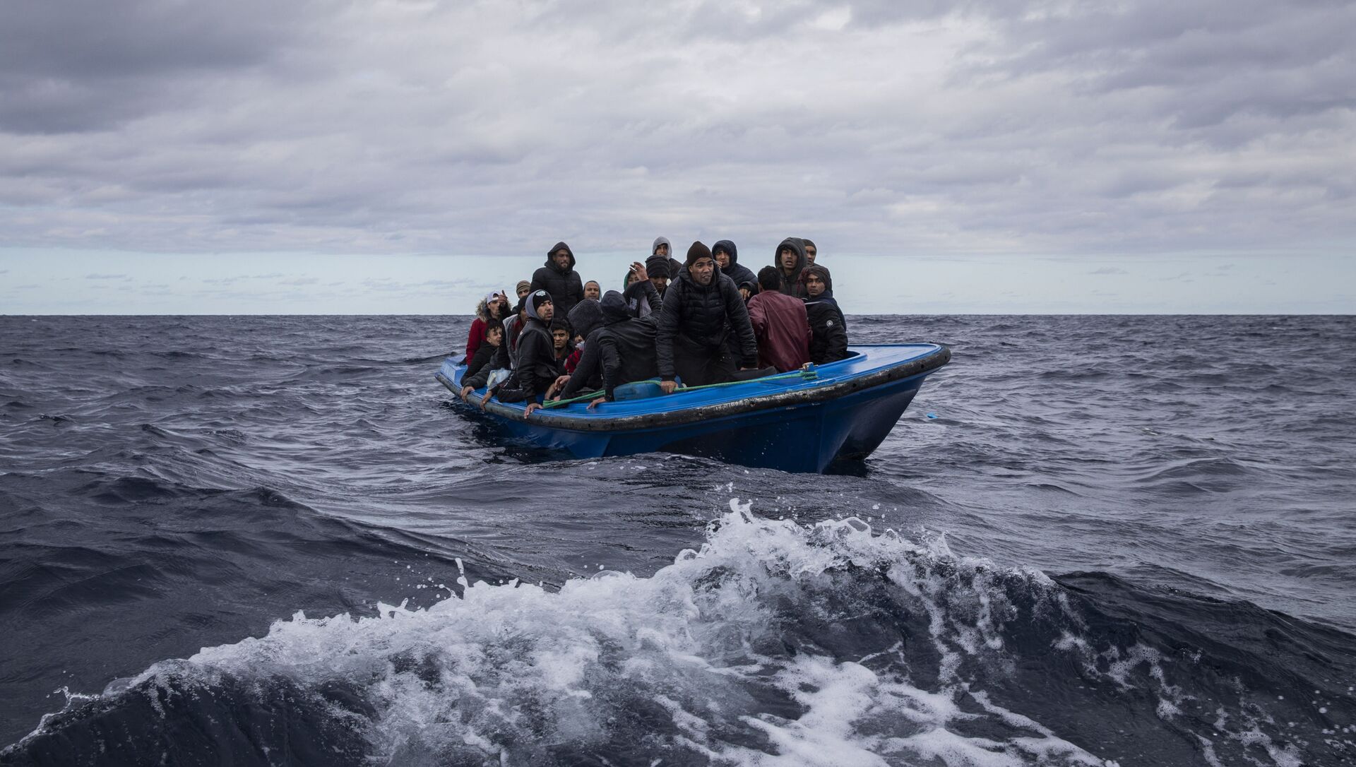 Беженцы из Марокко и Бангладеш в деревянной лодке в Средиземном море - 俄羅斯衛星通訊社, 1920, 03.09.2021